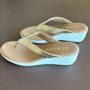NWOT AEROSOLES Metallic Gold Thong Sandals Size 6